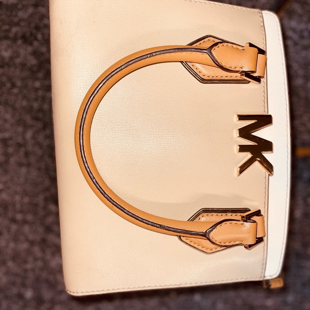 Michael Kors Mott Medium Messenger bag - Picture 2 of 9
